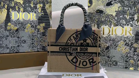 
				Dior - Bag
				táskák